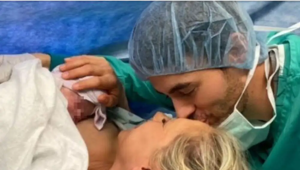 Enrique y Anna, minutos después de nacer su bebé