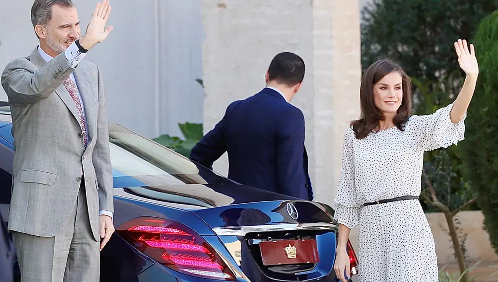 GRAFAND001. ALMONTE (HUELVA), 14/02/2020.- Los reyes Felipe VI y Letizia a su llegada hoy a la localidad onubense de Almonte. EFE/José Manuel Vidal