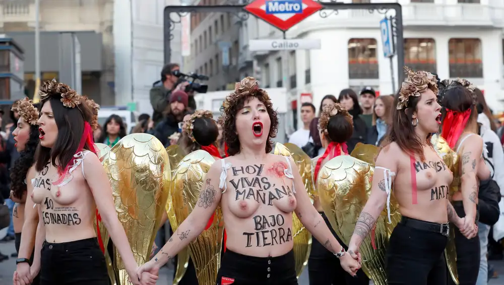 Integrantes del movimiento feminista Femen protestan hoy, Día de San Valentín, contra el machismo, en la plaza del Callao de Madrid