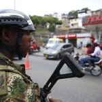 Un soldado monta guardia en una calle de Cali (Colombia)/EFE