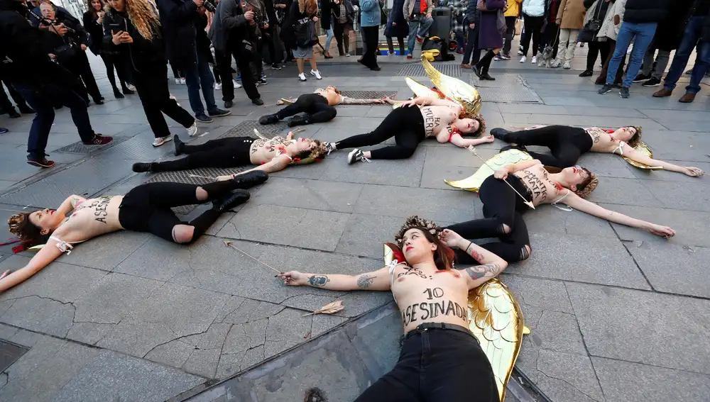 Integrantes del movimiento feminista Femen protestan hoy, Día de San Valentín, contra el machismo, en la plaza del Callao de Madrid