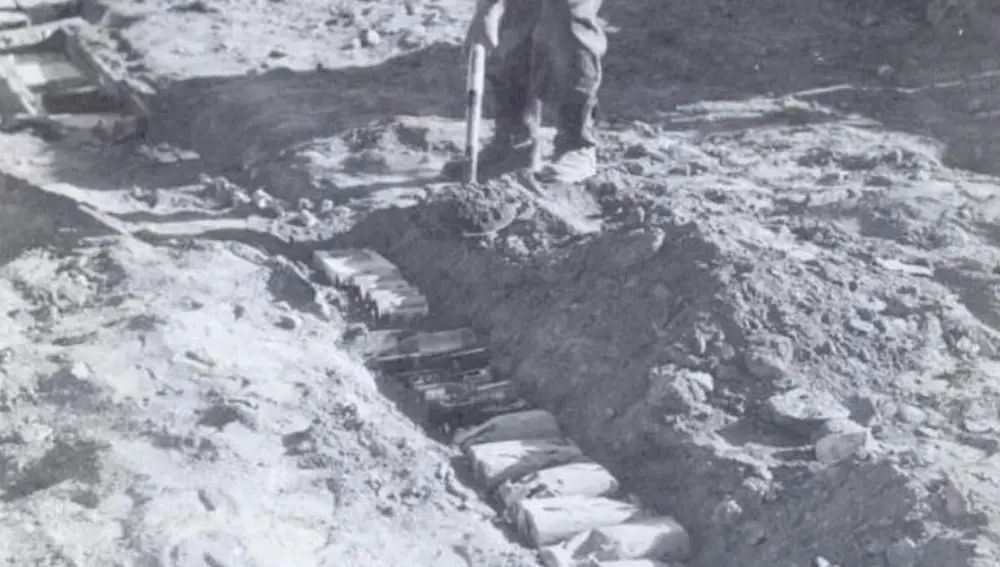 Imagen de las bebidas siendo enterradas en el campo de pruebas nucleares