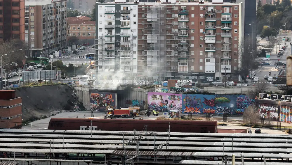 GRAF768. MADRID, 15/02/2020.- Equipos de bomberos trabajan en el incendio dentro del túnel situado bajo la calle Mauricio Lejendre, hoy sábado en Madrid, próximo a la Estación de Chamartín, se desconocen las causas del mismo.-EFE/Sergio Barrenechea