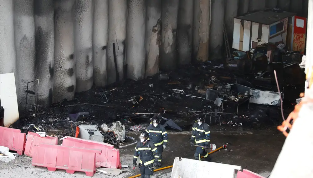 GRAF815. MADRID, 15/02/2020.- Varios bomberos salen del túnel situado bajo la calle Mauricio Lejendre, tras el incendio producido hoy sábado en Madrid, próximo a la Estación de Chamartín, sin mayores consecuencias y del que se desconocen las causas.- EFE/Juan Carlos Hidalgo