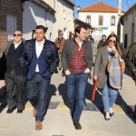 Fernández Mañueco pasea por Adanero, en Ávila, junto al presidente de la Diputación abulense, Carlos García, entre otros