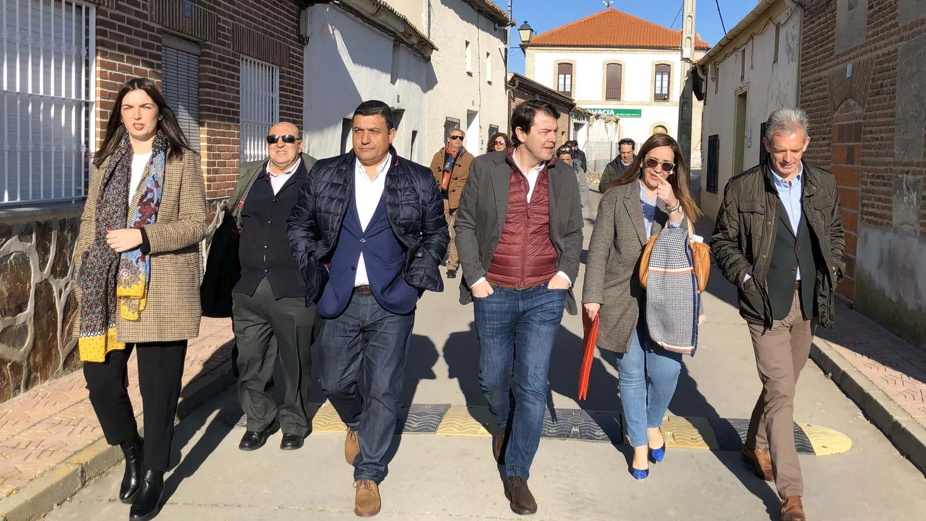 Fernández Mañueco pasea por Adanero, en Ávila, junto al presidente de la Diputación abulense, Carlos García, entre otros
