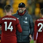 Klopp, Henderson y Robertson, del Liverpool