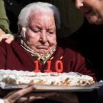 GRAF691. NAVALUENGA (ÁVILA), 15/02/2020.- María Yuste, vecina de la localidad abulense de Navaluenga, durante el homenaje recibido hoy por alcanzar la cifra de 110 años de edad, una de las personas más mayores de Castilla y León y de la provincia de Ávila. EFE/Raúl Sanchidrián