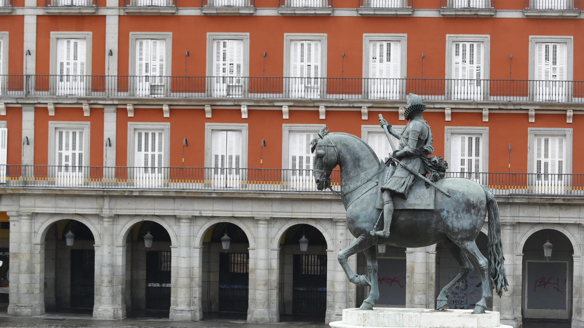 La estatua ecuestre de Felipe III preside la Plaza Mayor. EFE/Emilio Naranjo