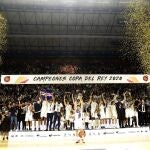 El capitán del Real Madrid, Felipe Reyes, levanta el trofeo que les acredita campeones de la Copa del Rey tras derrotar en la final a Unicaja por 95-68, en el encuentro disputado esta tarde en el Palacio de Deportes José Mª Martín Carpena, en Málaga.