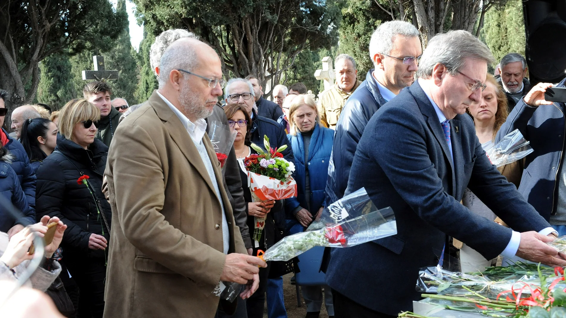 Igea, Javier Izquierdo y Fernando Martínez depositan flores