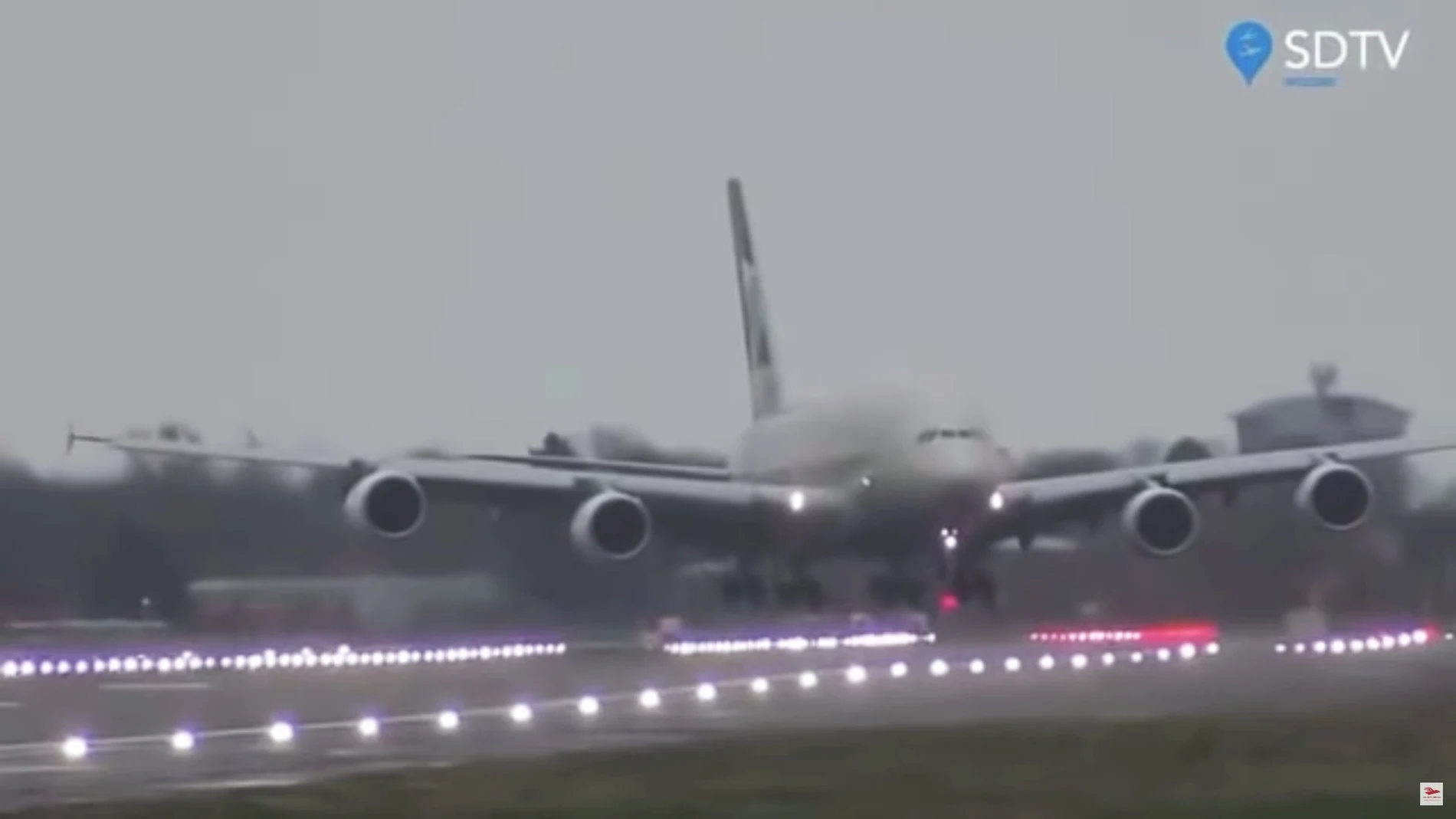 Aterrizaje del Airbus A380 en el aeropuerto de Heathrow