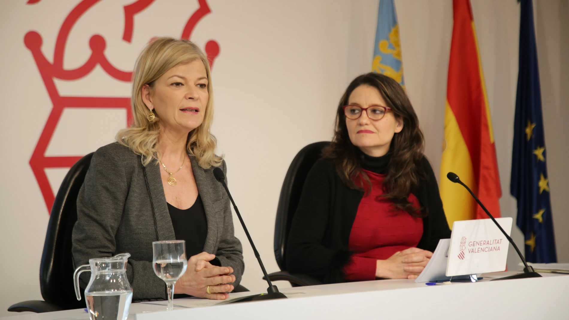 La consellera de Justicia, Gabriela Bravo, junto a la vicepresidenta, Mónica Oltra