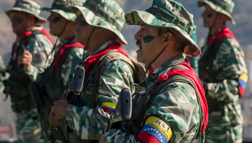 Soldados participan en el comienzo de los ejercicios militares para la &quot;defensa de la ciudades&quot; este sábado, en Caracas (Venezuela). EFE/ Miguel Gutiérrez