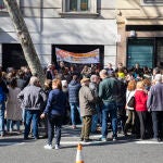 Vecinos de la zona de Doctor Esquerdo, se manifiestan frente al número 58 de dicha calle, para manifestar su oposición a la apertura de un salon de juegos, casa de apuestas, cercana al hospital Gregorio Marañon.