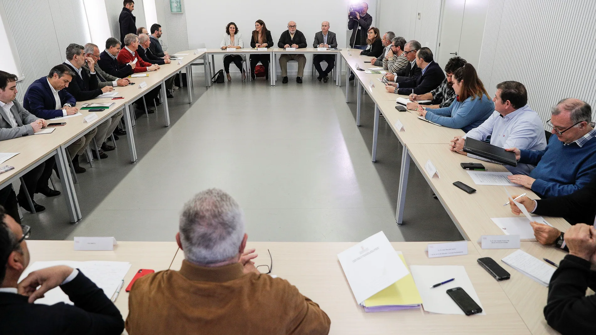 La consellera de Agricultura se reúne con representantes de los sectores agrícola y ganadero de la Comunitat Valenciana