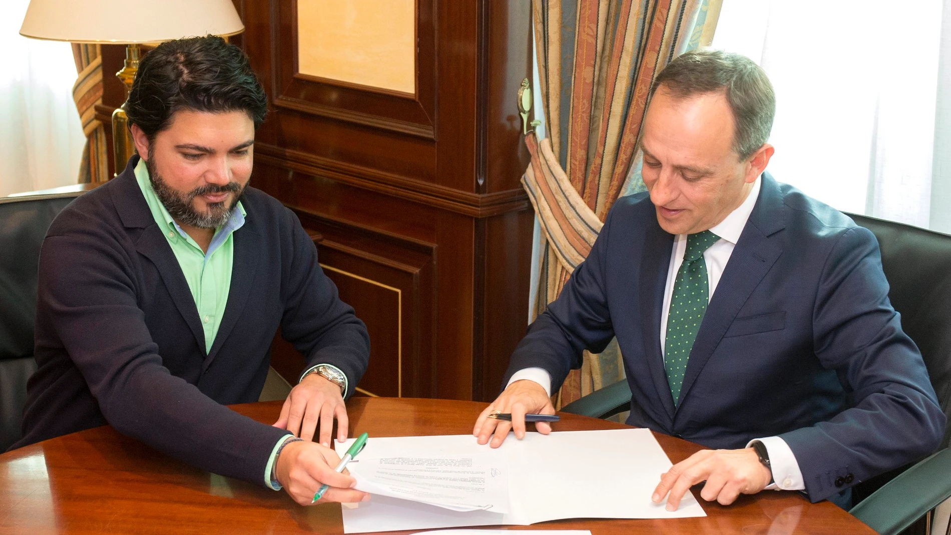 Ricardo Nandwani, presidente de AJE Málaga, y Agustín Sánchez, de Unicaja Banco