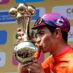 Sergio Higuita besa el trofeo de ganador de la Vuelta a Colombia