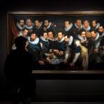 Un asistente observa una obra del pintor neerlandés Jan Tengnagel, que forma parte de la exposición "Rembrandt y el retrato en Ámsterdam, 1590-1670".
