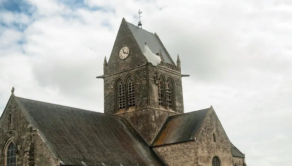 La torre de la iglesia dónde se enganchó el paracaídas del soldado John Steele.