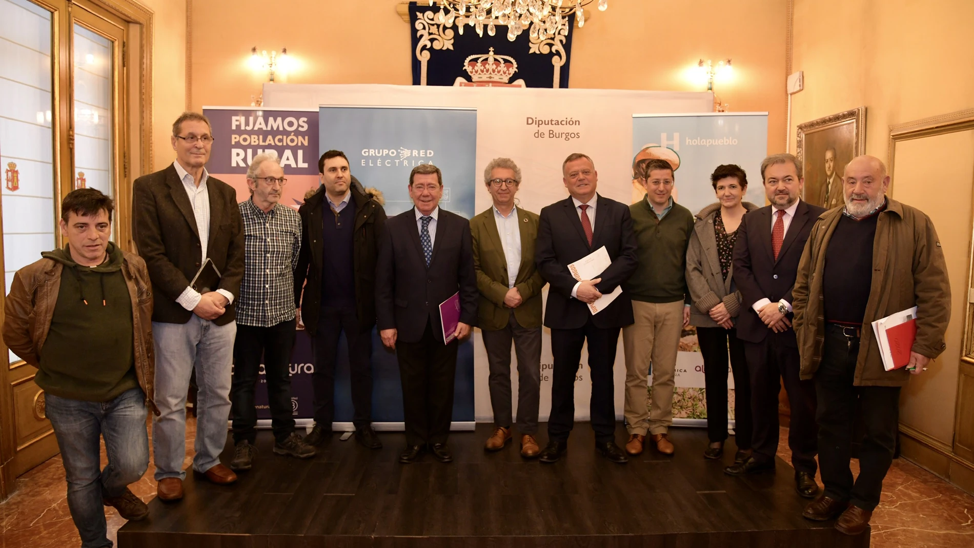 Presentación del proyecto «Holapueblo» en Burgos con representantes de los siete municipios y el presidente de la Diputación provincial, César Rico, entre otros