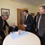El presidente de la Diputación de Valladolid, Conrado Íscar, conoce a la "abuela" de Valdunquillo, Lucia Burgos, de 103 años