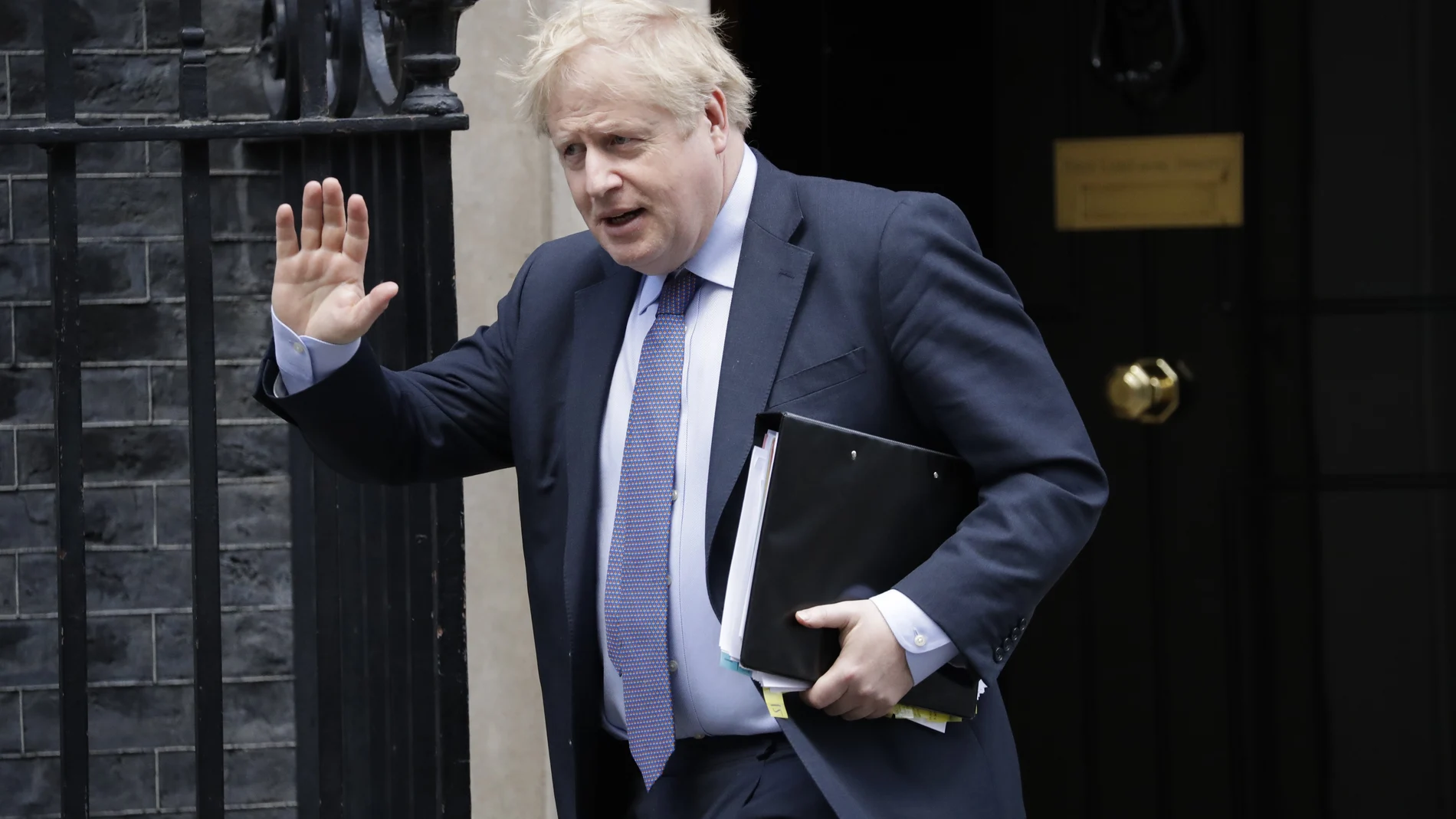 el primer ministro británico, Boris Johnson, saluda a los medios cuando sale de 10 Downing Street en Londres. (Foto AP / Matt Dunham, ARCHIVO)