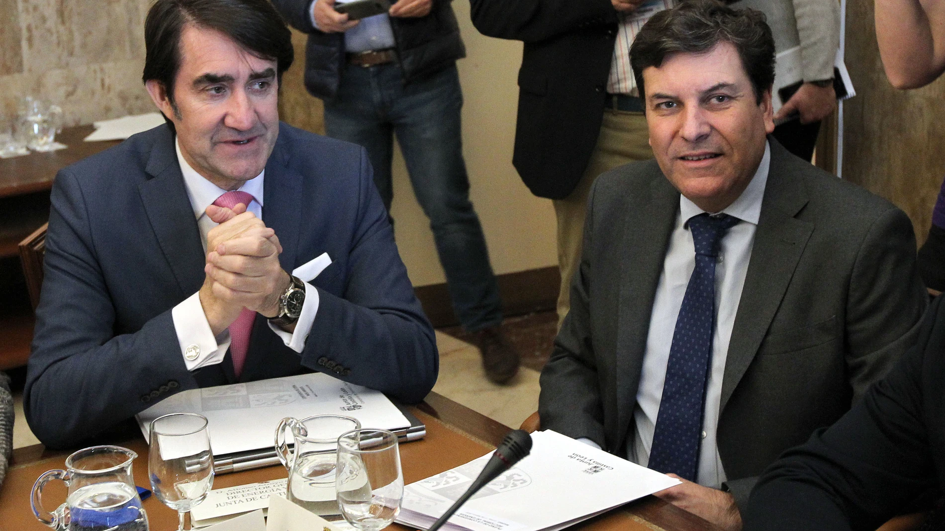 Los consejeros de Economía y Hacienda, Carlos Fernández Carriedo y de Medio Ambiente, Juan Carlos Suárez Quiñones, asisten a la Conferencia Sectorial de Medio Ambiente.