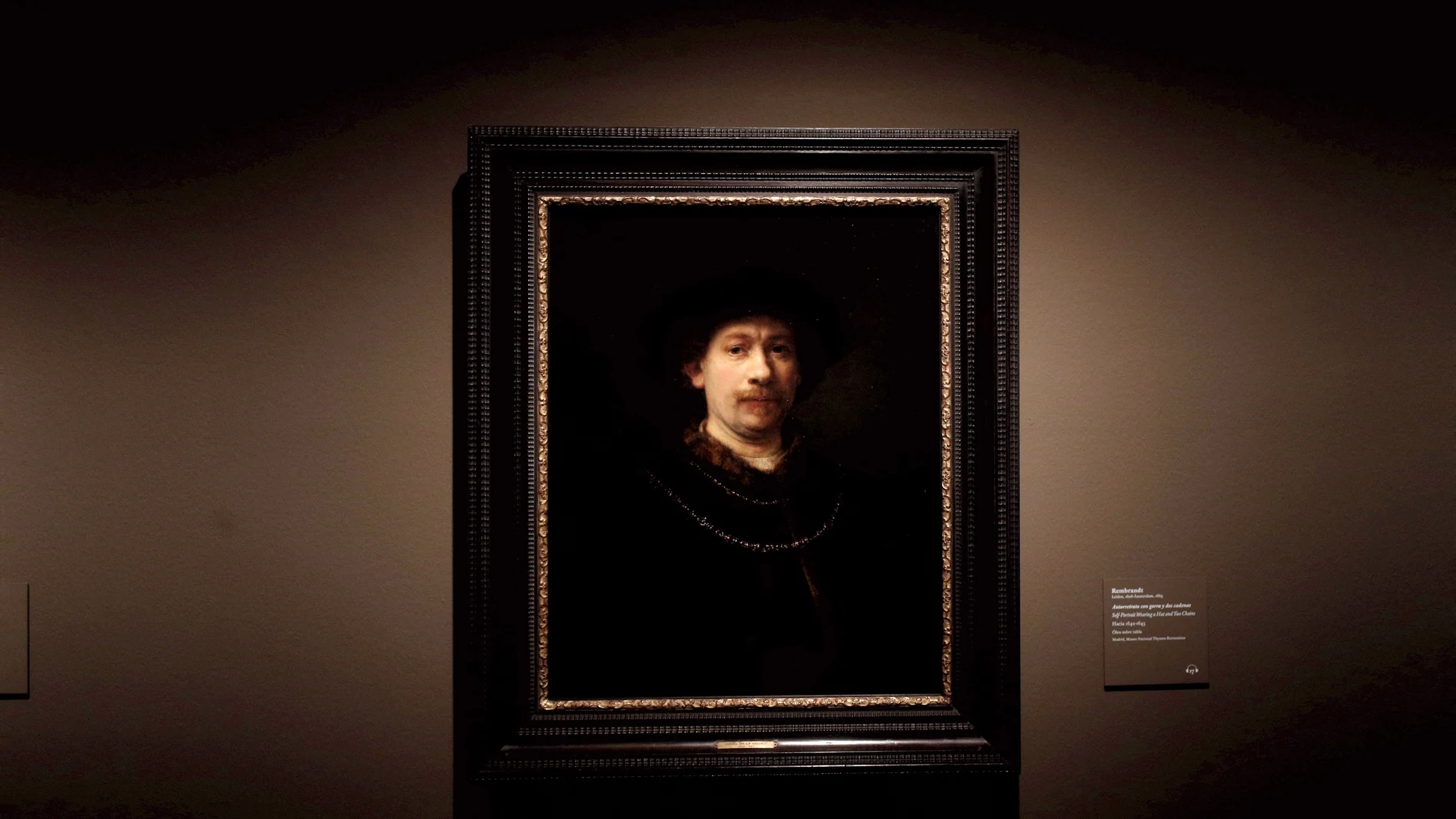 La obra 'Autoretrato con gorra y dos cadenas', expuesta en la presentación de la exposición 'Rembrandt y el retrato en Ámsterdam"