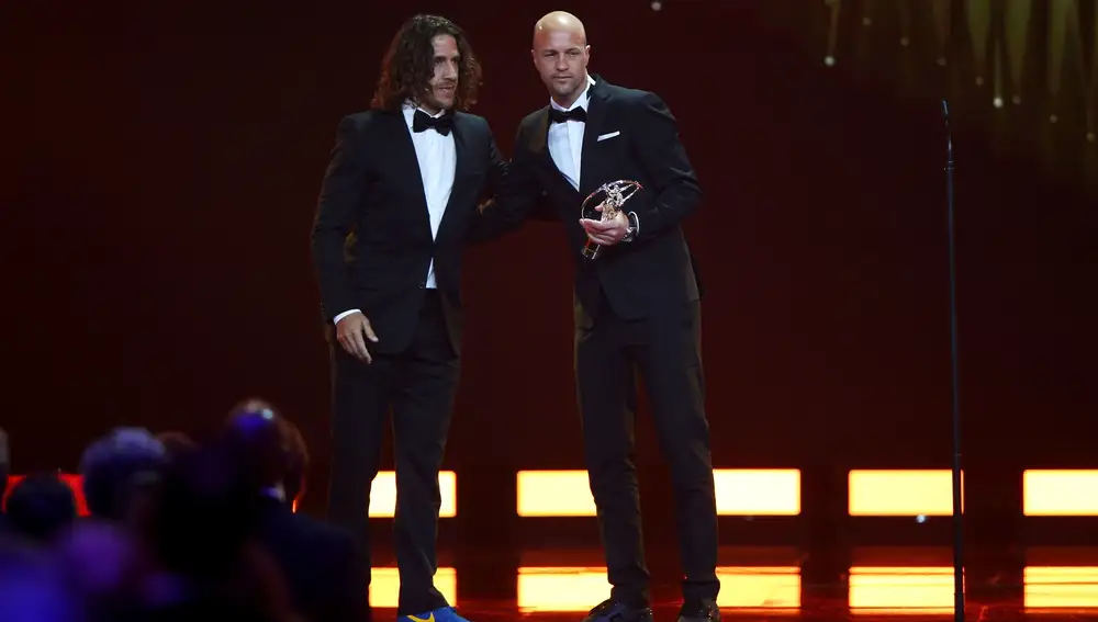 Jordi Cruyfv recibe el Premio Laureus para su padre, Johan