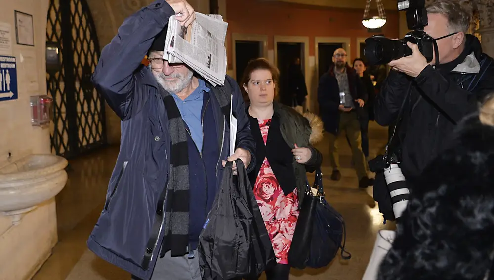 Robert De Niro saliendo del juzgado por la custodia de su hija