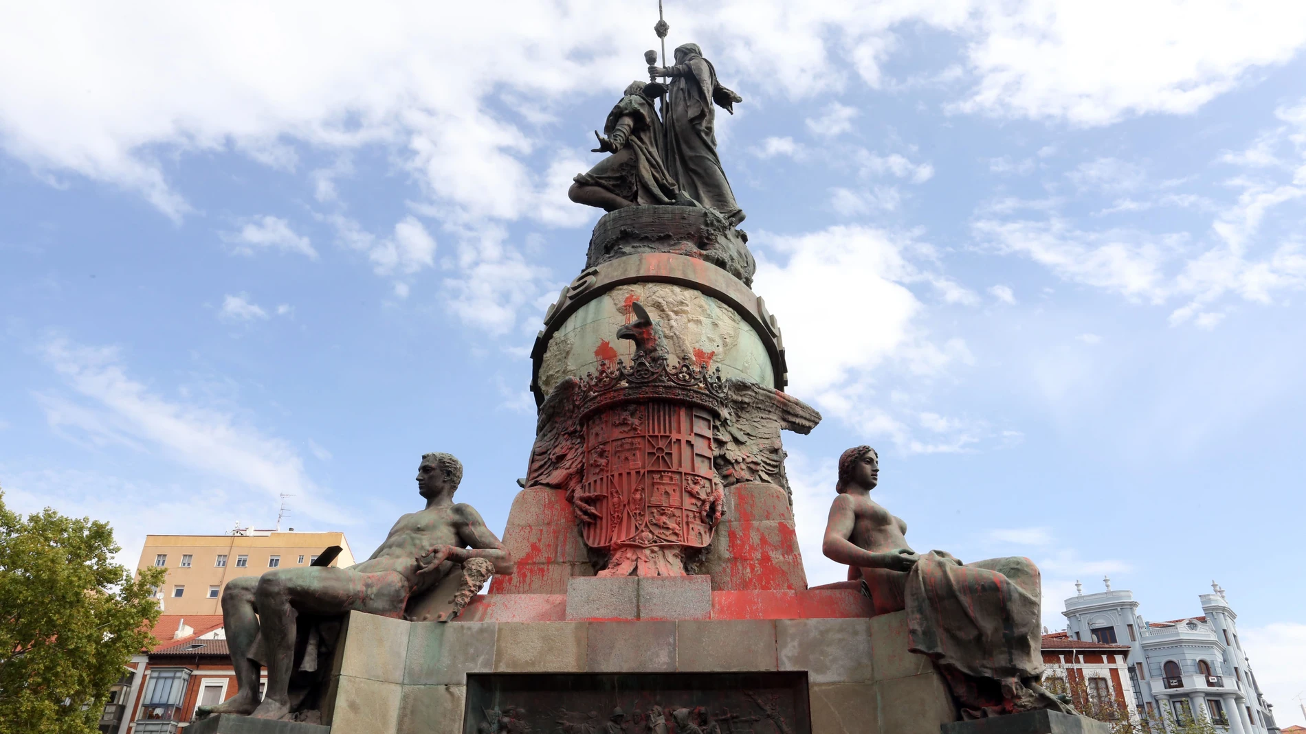 Pintadas contra el monumento a Colón