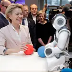 La presidenta de la Comisión Europea, Ursula von der Leyen, junto a un robot durante su visita al Centro Xperience de Inteligencia Artificial en Bruselas/EFE
