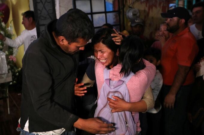 María Magdalena, madre de Fátima, de 7 años, que desapareció el 11 de febrero reacciona cuando el ataúd de Fátima llega a su casa en la Ciudad de México, México, el 17 de febrero de 2020. (REUTERS / Edgard Garrido)