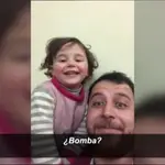 Un padre sirio finge ante su hija que las bombas son un juego para protegerla