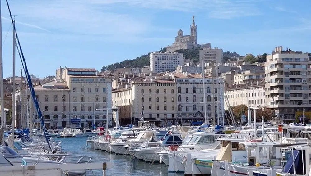 El puerto construido por colonos griegos es ahora una muestra del glamour mediterráneo.