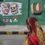 Una mujer india mira una pared pintada con retratos del presidente de los Estados Unidos, Donald Trump, y el primer ministro indio, Narendra Modi, antes de la visita de Trump, en Ahmadabad, India, el martes 18 de febrero de 2020. (AP/ Ajit Solanki)