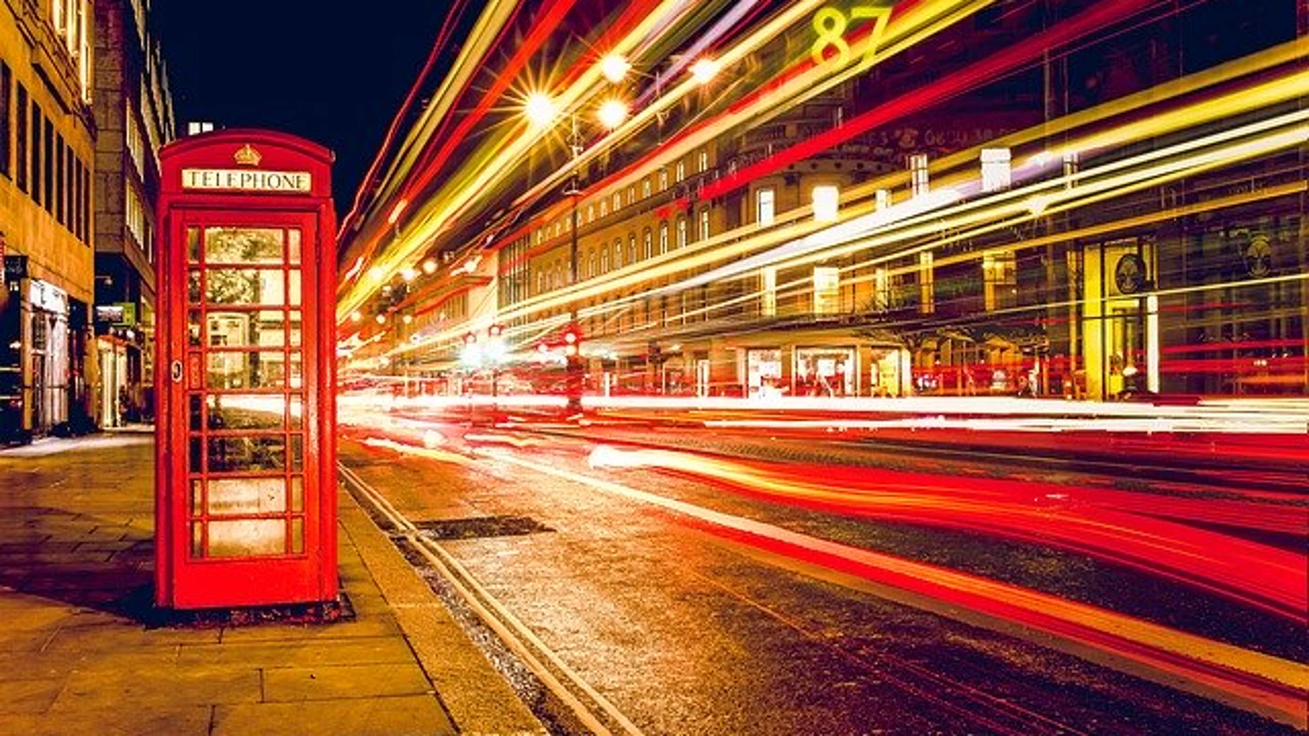 Las famosas cabinas telefónicas de Londres todavía siguen en pie.