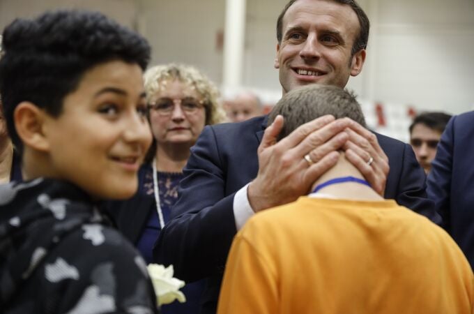 El presidente francés, Emmanuel Macron, habla con jóvenes el martes 18 de febrero de 2020 (AP Photo / Jean-Francois Badias)