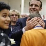 El presidente francés, Emmanuel Macron, habla con jóvenes el martes 18 de febrero de 2020 (AP Photo / Jean-Francois Badias)