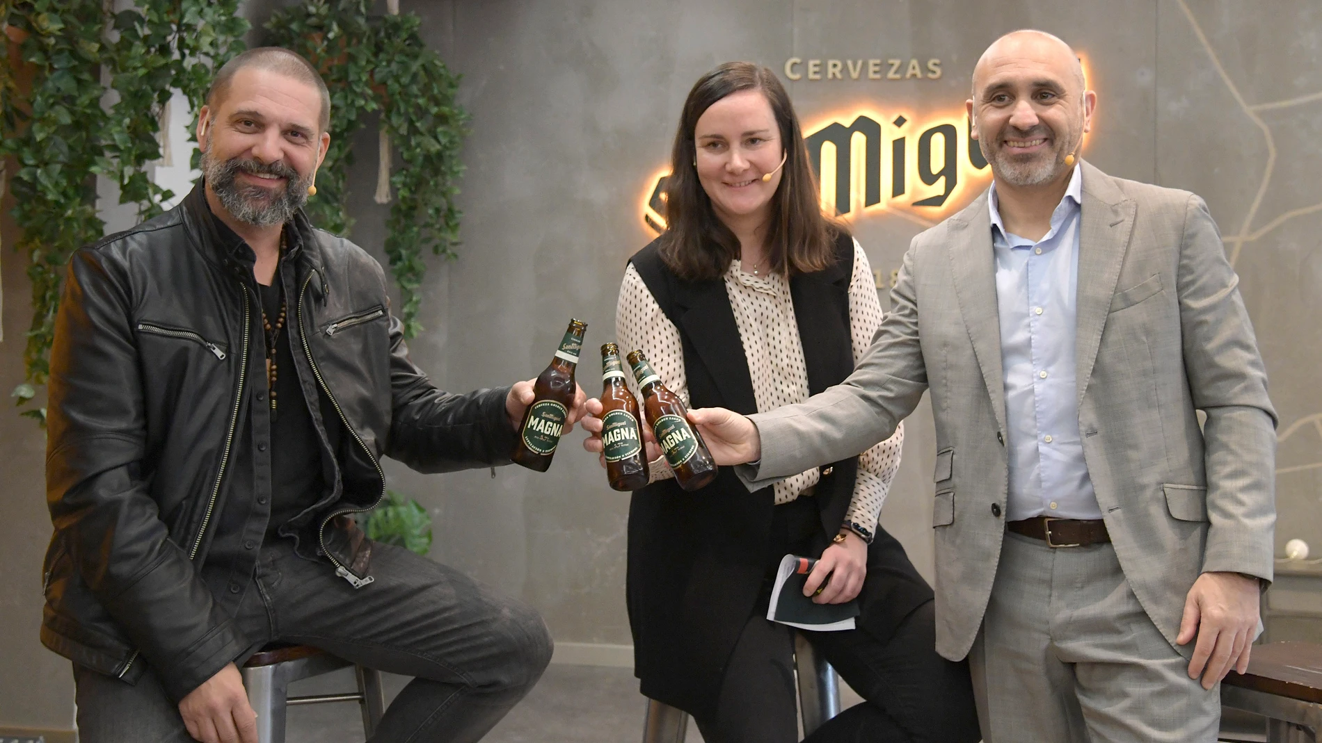 El director de la planta, César Rodríguez; la brand manáger, Mariana Garbisu; y el fotógrafo Cuco Cuervo