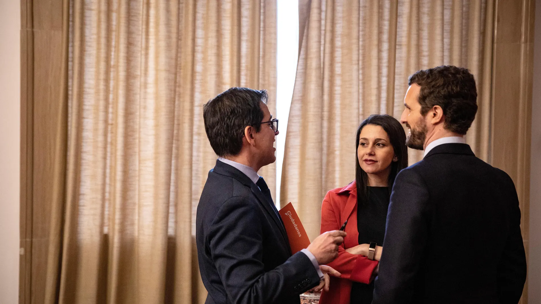 Arrimadas, Casado y Espejo conversan en el Congreso tras la reunión que mantuvieron el martes para intentar cerrar las coaliciones electorales en Galicia y País Vasco /Ciudadanos
