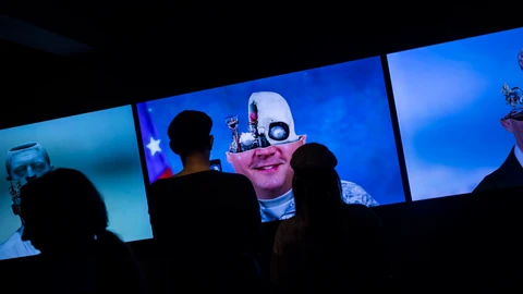El espacio SOLO estrena recorrido expositivo con Still Human", una invitación a reflexionar sobre nuestra capacidad de relacionarnos con aquello que es nuevo. Las obras de David Atmejd, Mario Klingemann, Tomo Gokita, Neo Rauch, Nina Saunders, Nam June Paik y Miriam Cahn, entre otros, participan en este dialogo expositivo que aborda como creamos, observamos e interactuamos con aquellas realizadas que emergen sobre lo ya conocido.