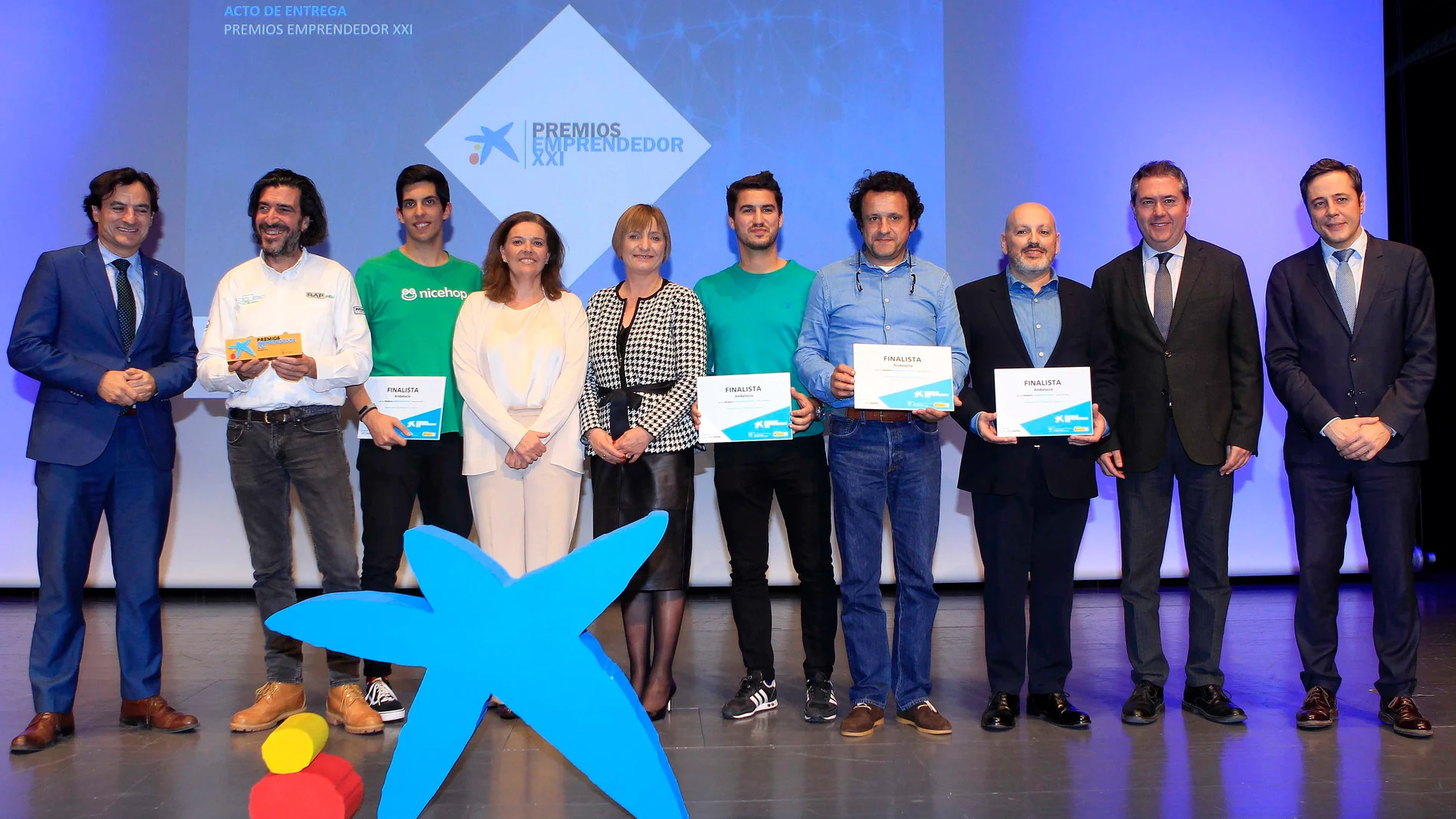 Galardonado, finalistas y autoridades en la entrega de los Premios Emprendedor XXI, impulsados por CaixaBank a través de DayOne