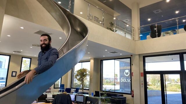 Un empleado de la empresa Software del Sol en la sede