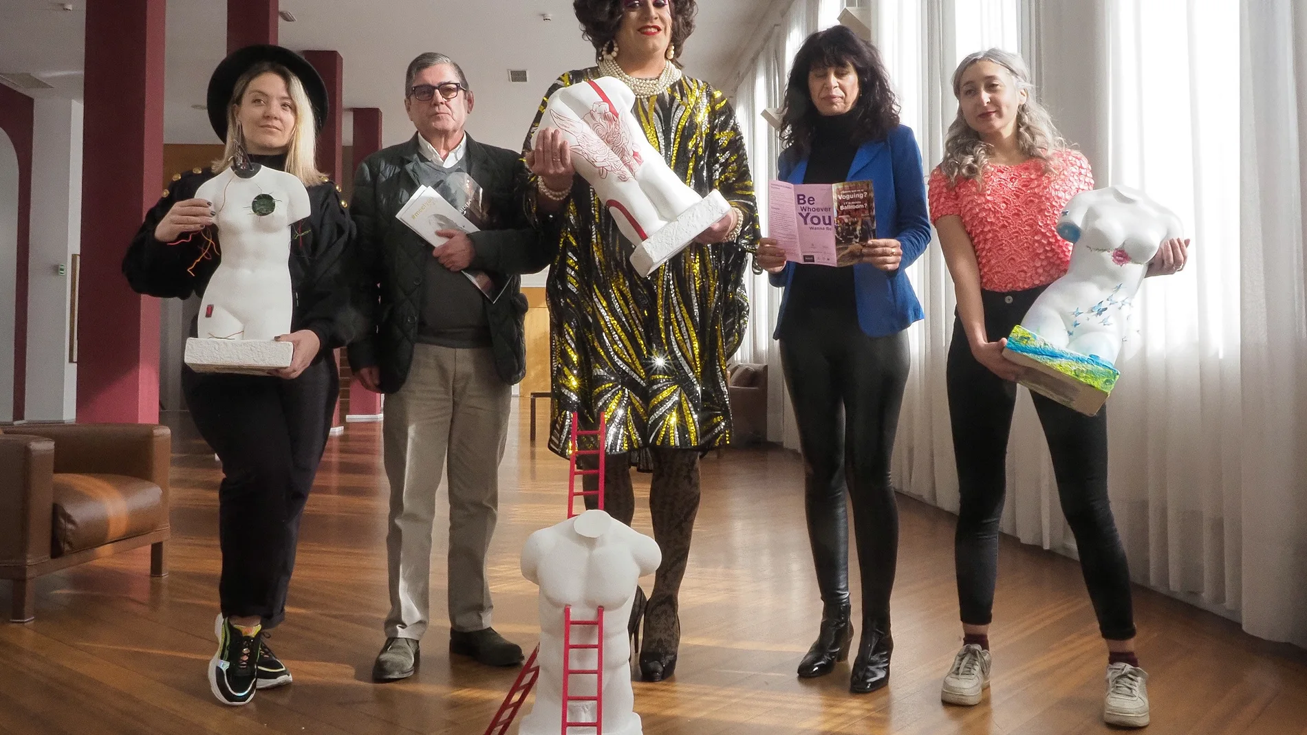 La bailarina-coreógrafa Silvi ManneQueen; el actor Héctor Matesanz, y la representante de Sleepwalk Colective Lara Solano, junto a la concejala del Ayuntamiento, Ana Redondo, y el director del Teatro Calderón, José María Viteri, presentan la segunda edición del Festival Meet You Valladolid.