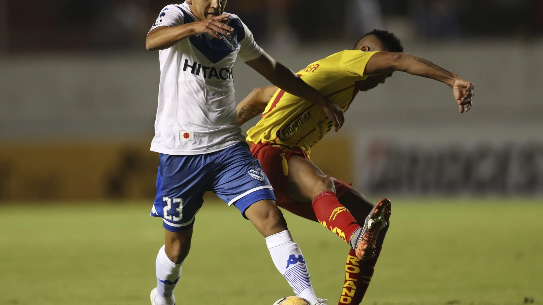 Thiago Almada con Vélez.