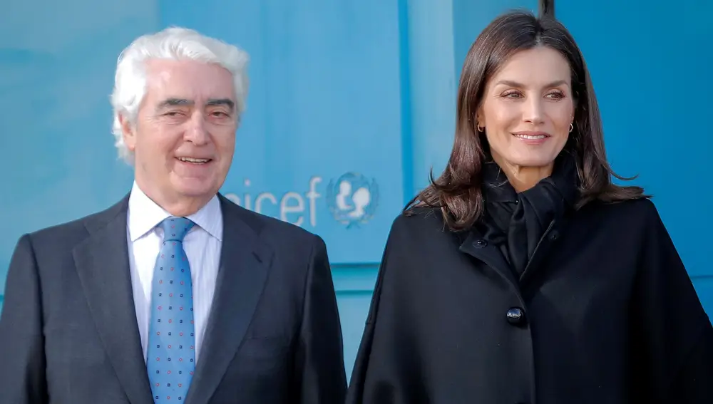 La Reina sonríe junto a Gustavo Suárez Pertierra, responsable de Unicef en España. EFE/Emilio Naranjo