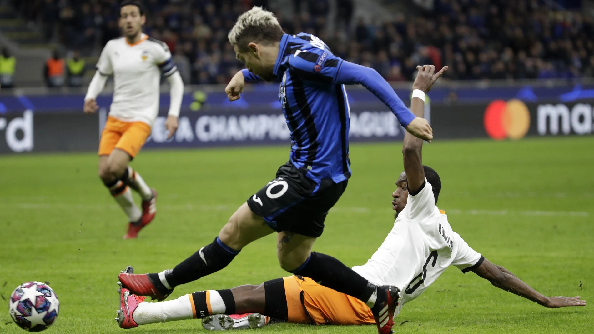 Papu Gómez en un partido frente al Sevilla. (AP Photo/Luca Bruno)