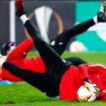 Cluj-napoca (Romania), 19/02/2020.- Sevilla's goalkeeper Tomas Vaclik (front) performs during his team's training session in Cluj-Napoca, Romania, 19 February 2020. Sevilla FC will face CFR Cluj in their UEFA Europa League round of 32, first leg soccer match on 20 February 2020. (Rumanía) EFE/EPA/ROBERT GHEMENT